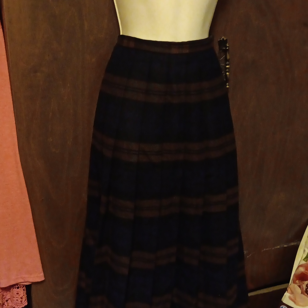 GLORIA SACHS WOOL PLEATED PLAID NAVY, BLACK, BROWN SKIRT 12